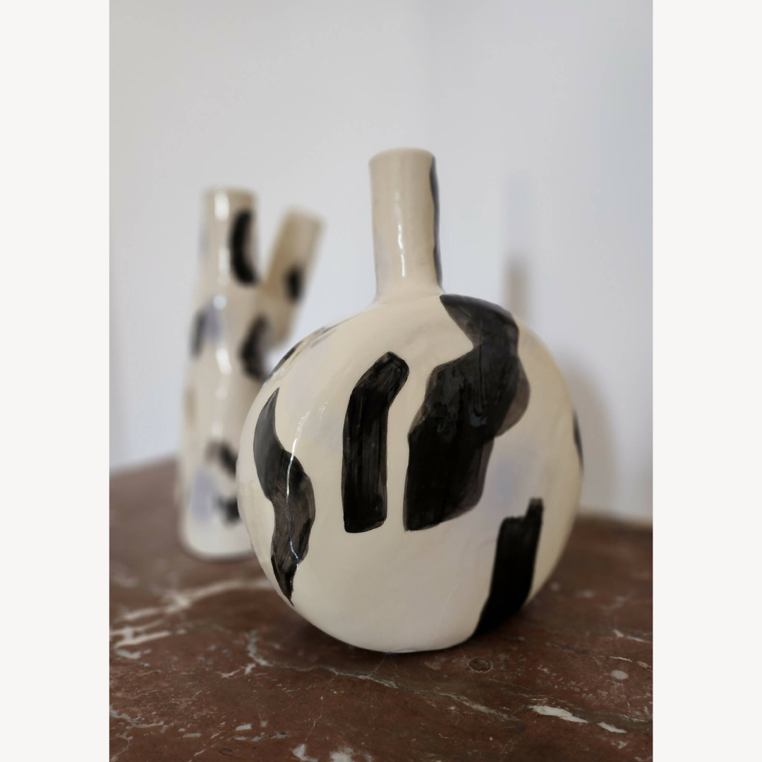 Vase EUCLIDE 2 en céramique crème à motifs noirs, vue entière