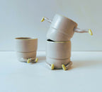 Pot figuratif en céramique blanche empilé avec bras et petit pot