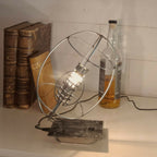 Lampe RUGBY en cage transparente, ampoule centrale sur socle noir avec câble