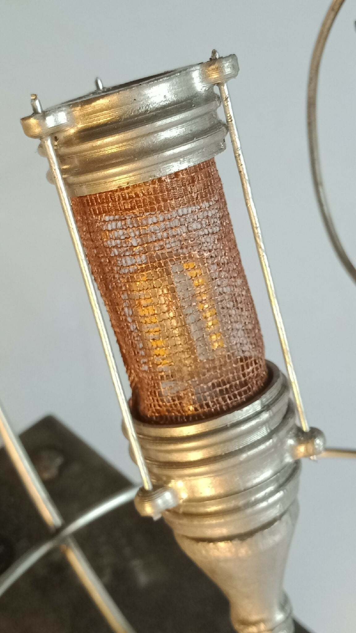 Lampe RUGBY : gros plan sur la douille dorée et l’abat-jour en maille cuivrée