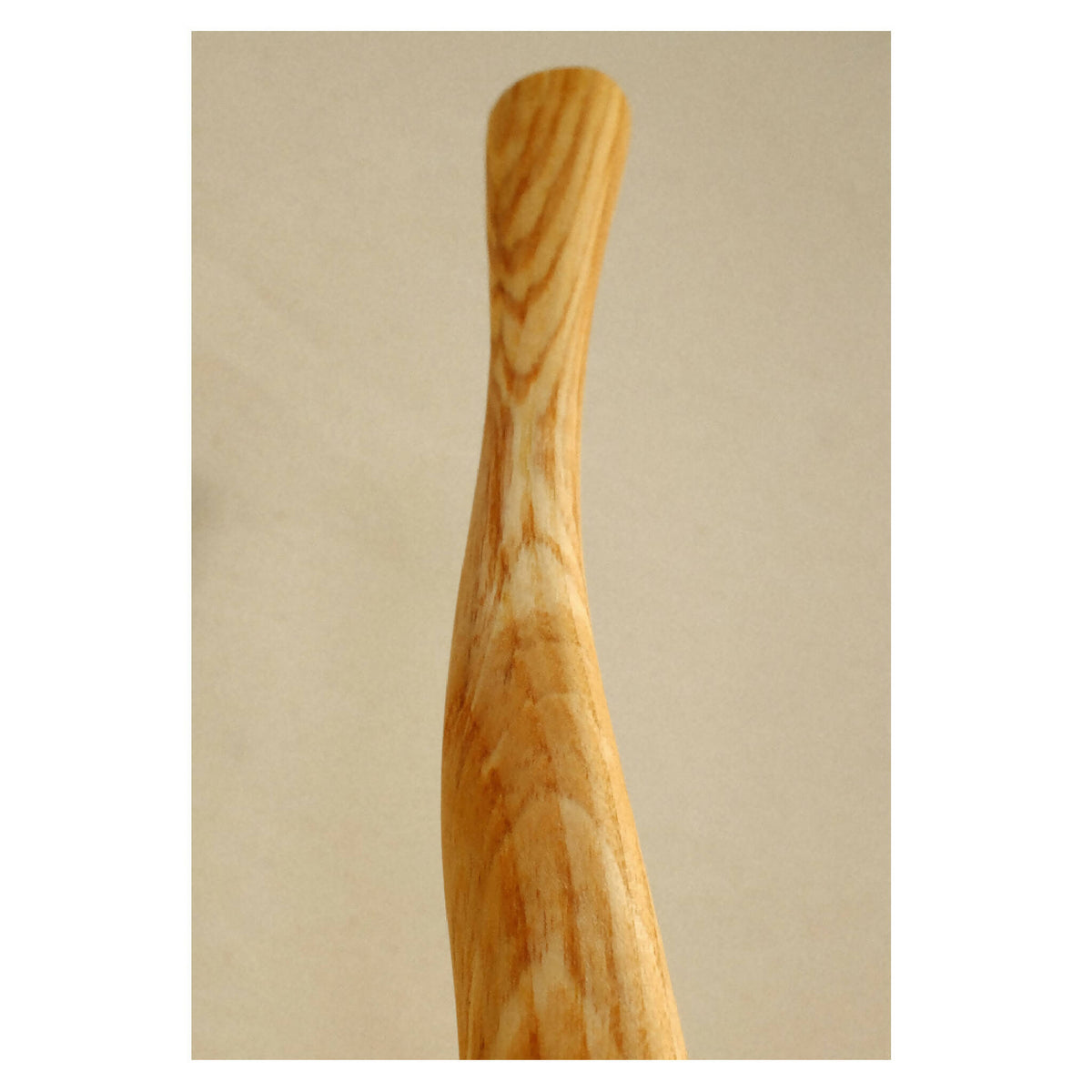 Pièce en bois clair ondulée, vue rapprochée du veinage