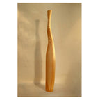 Pièce en bois clair ondulée, silhouette cylindrique effilée