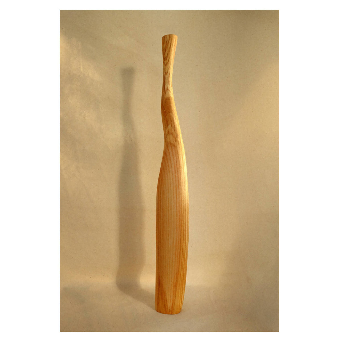 Pièce en bois clair ondulée, silhouette cylindrique effilée