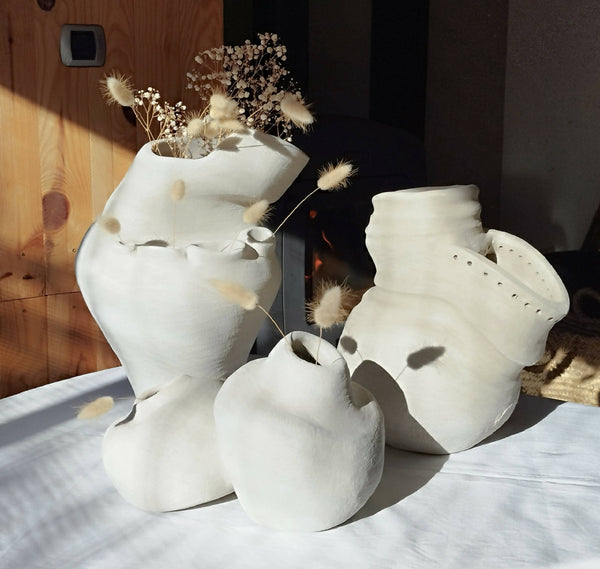 Décor en forme de masque blanc ajouré, avec fleurs séchées et brins duveteux