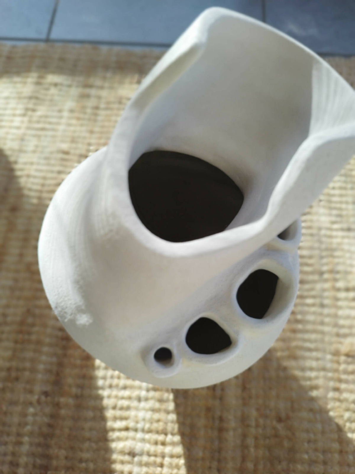 Masque décoratif blanc ajouré, vue rapprochée avec grands évidements ovales