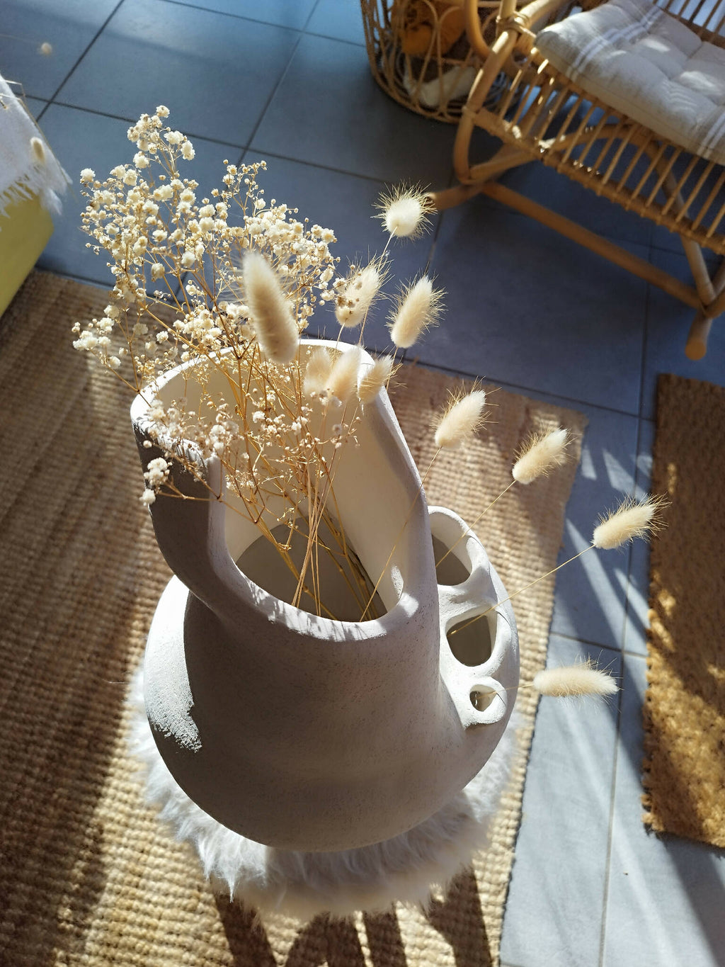 Masque décoratif blanc ajouré avec bouquet de fleurs séchées et brins duveteux