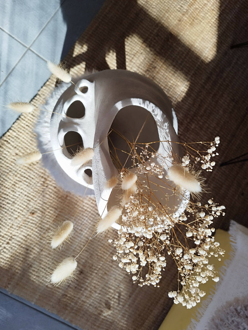 Masque décoratif blanc ajouré avec bouquet de fleurs séchées et brins duveteux