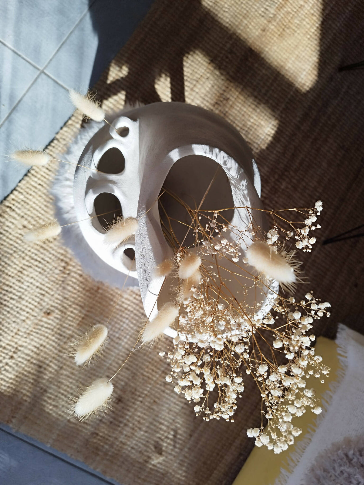 Masque décoratif blanc ajouré avec bouquet de fleurs séchées et brins duveteux