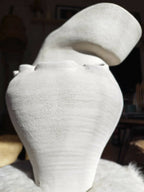 Vase décoratif blanc en forme de tête, grande ouverture ovale et texture mate