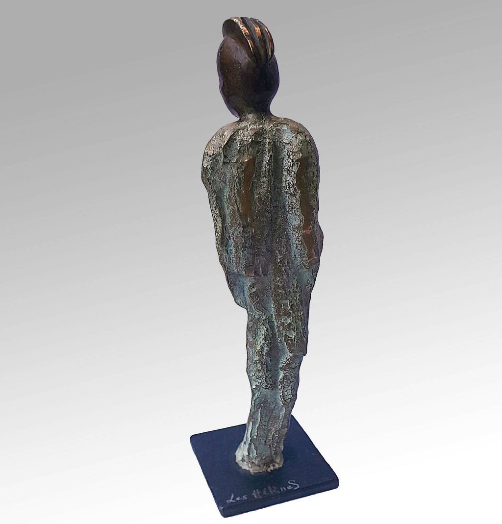 Statue du Prince en bronze patiné, vue de dos sur socle noir.