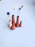Ensemble de cinq petits vases en céramique terracotta et blanc, avec fleurs séchées