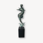 Sculpture d’hippocampe en métal vert patiné, sur socle noir rectangulaire