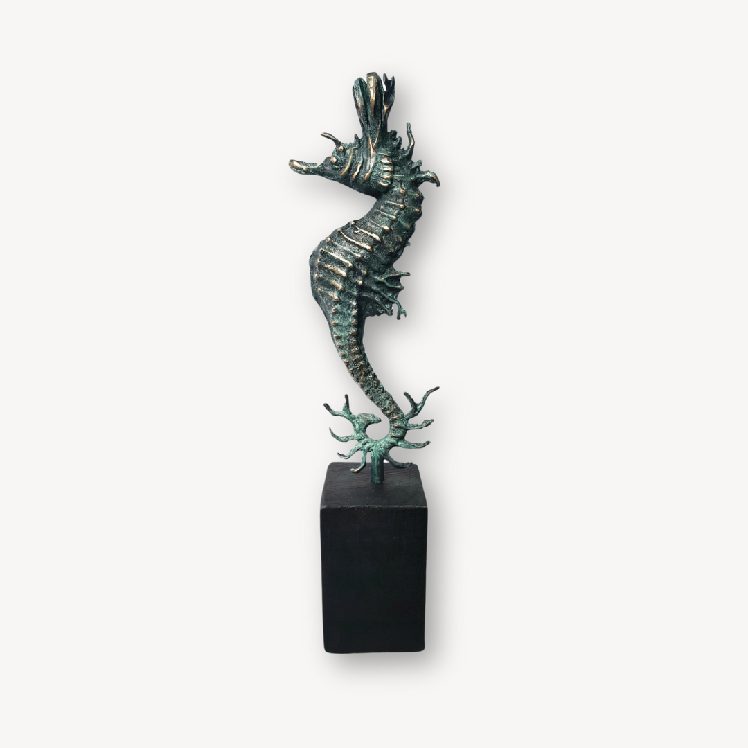 Sculpture d’hippocampe en métal vert patiné, sur socle noir rectangulaire