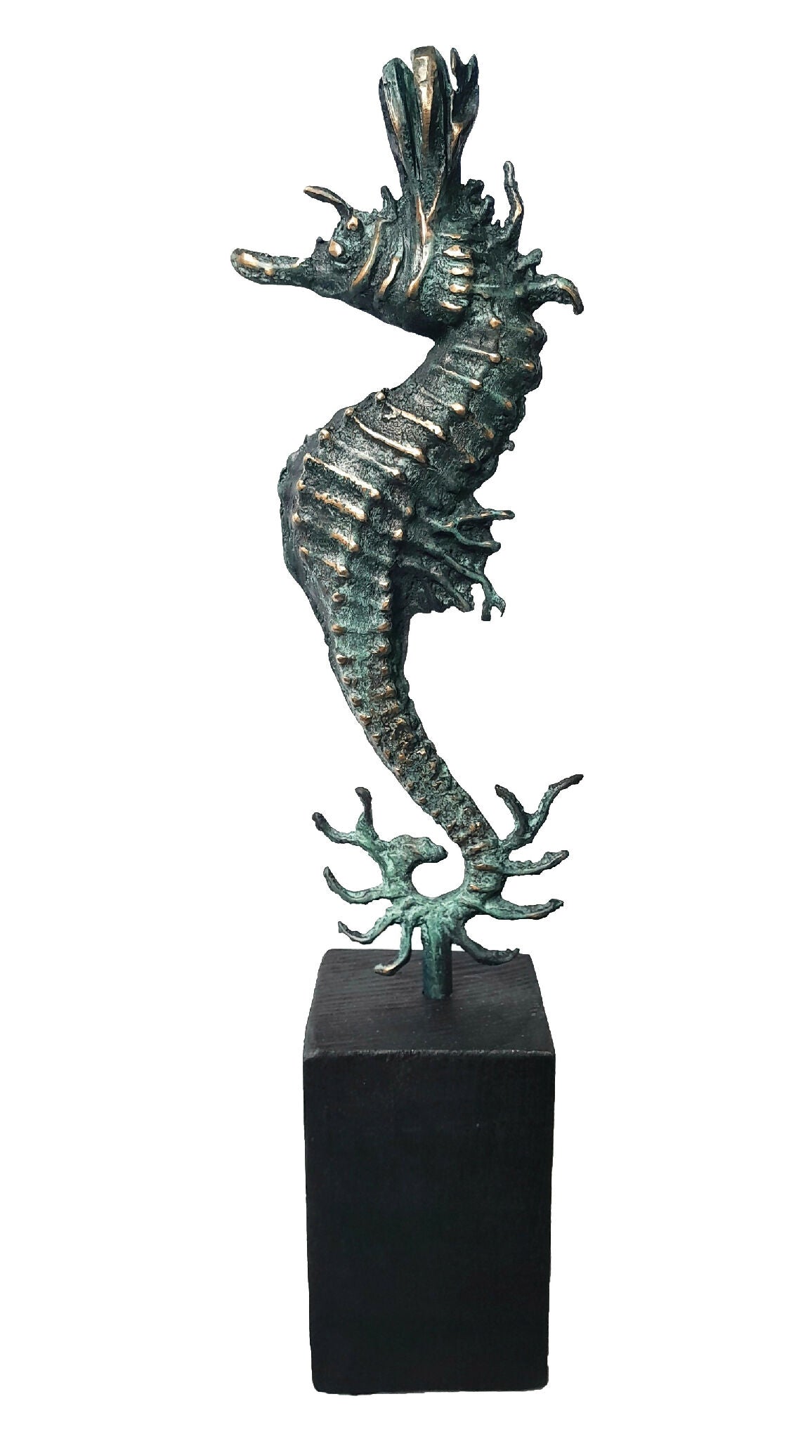 Sculpture d’hippocampe en métal patiné vert sombre, sur socle noir rectangulaire