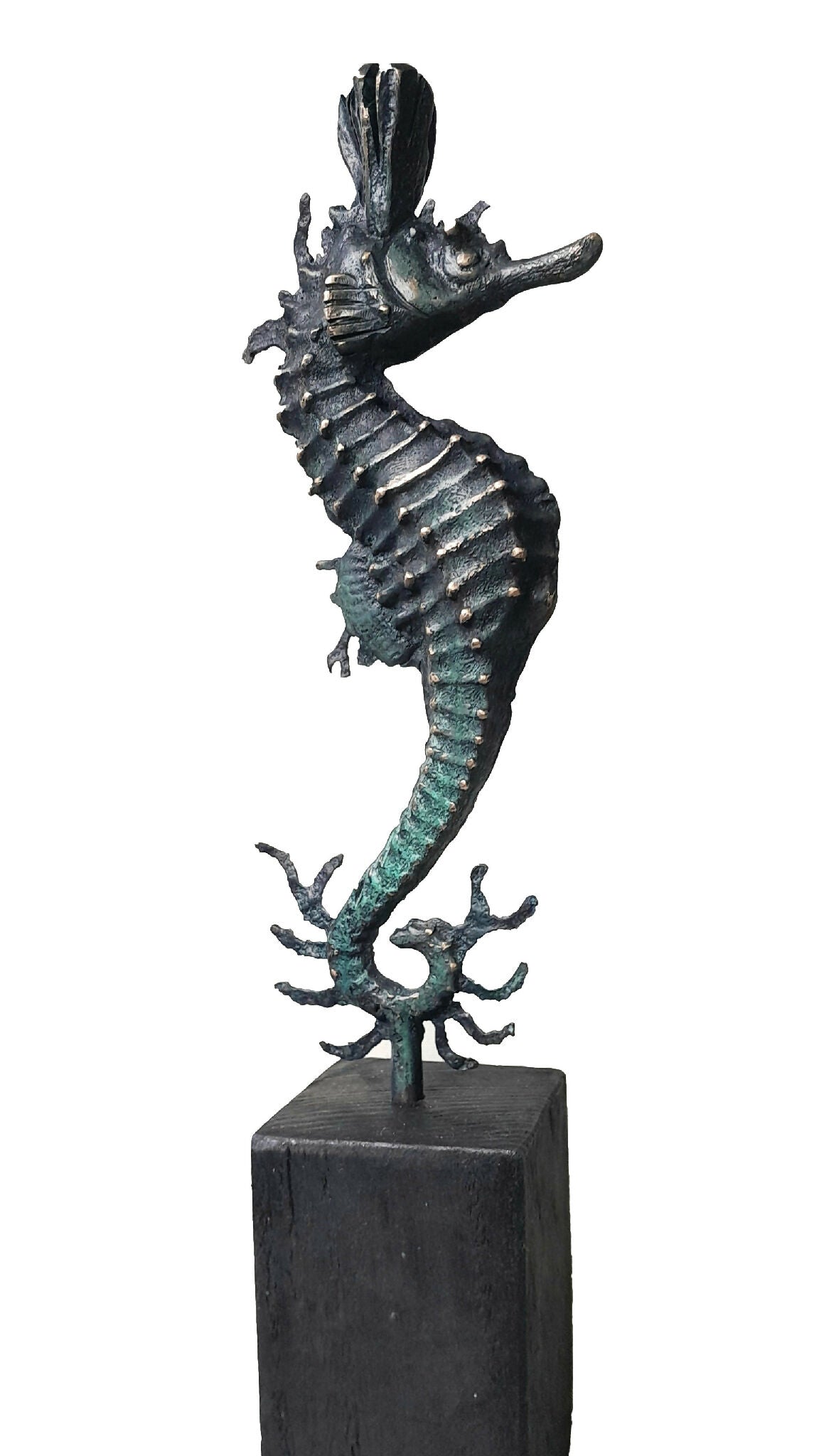 Statue d’hippocampe en métal patiné vert foncé, vue de profil sur socle noir