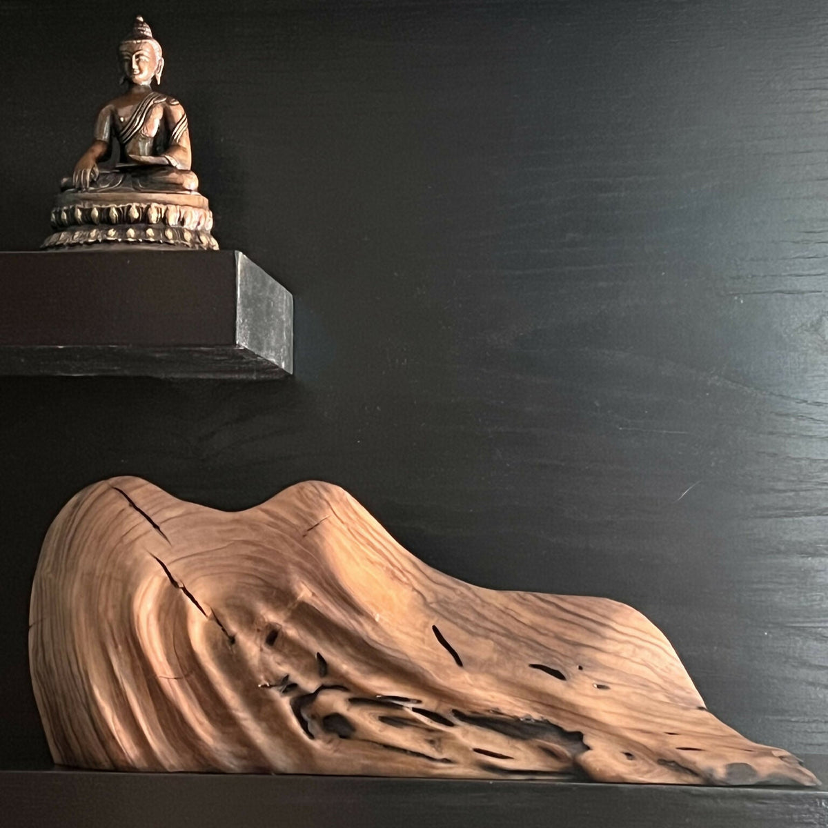 Sculpture abstraite allongée, surface texturée couleur bois, avec base sombre