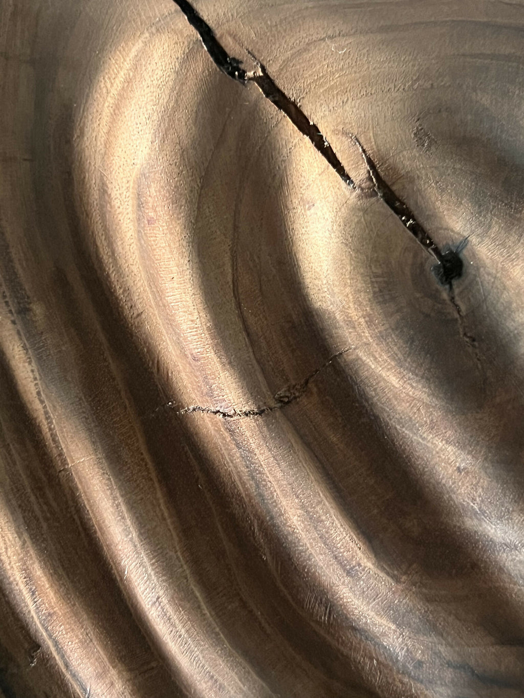 Gros plan sculpture : sillons et marques sombres sur surface couleur bois