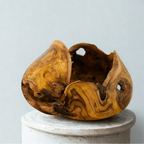Sculpture en bois aux reflets miel, évidement sombre et ouverture rectangulaire