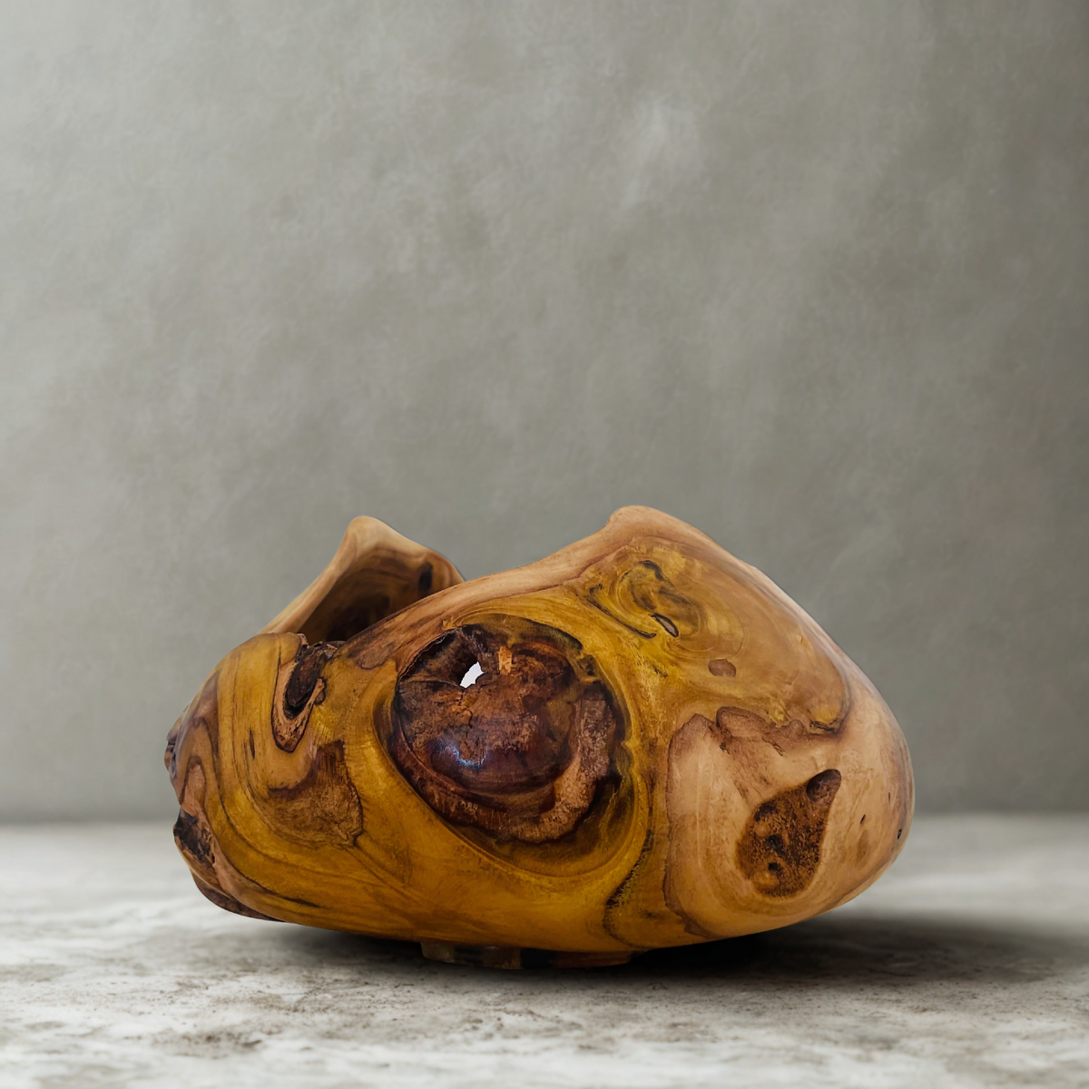 Sculpture en bois vue de dessus, ouverture centrale sombre et contours arrondis miel