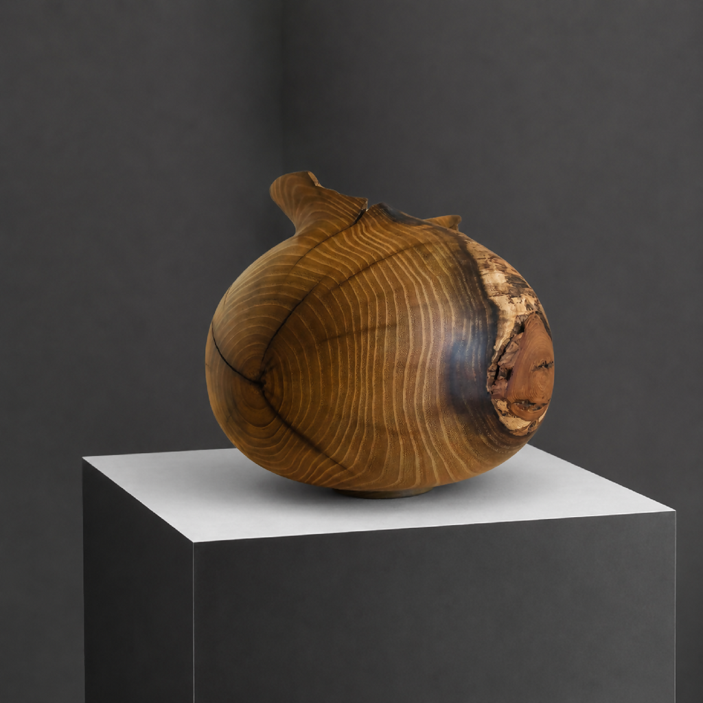Vase en bois sculpté, vue de côté : grain en spirales et ouverture évasée.