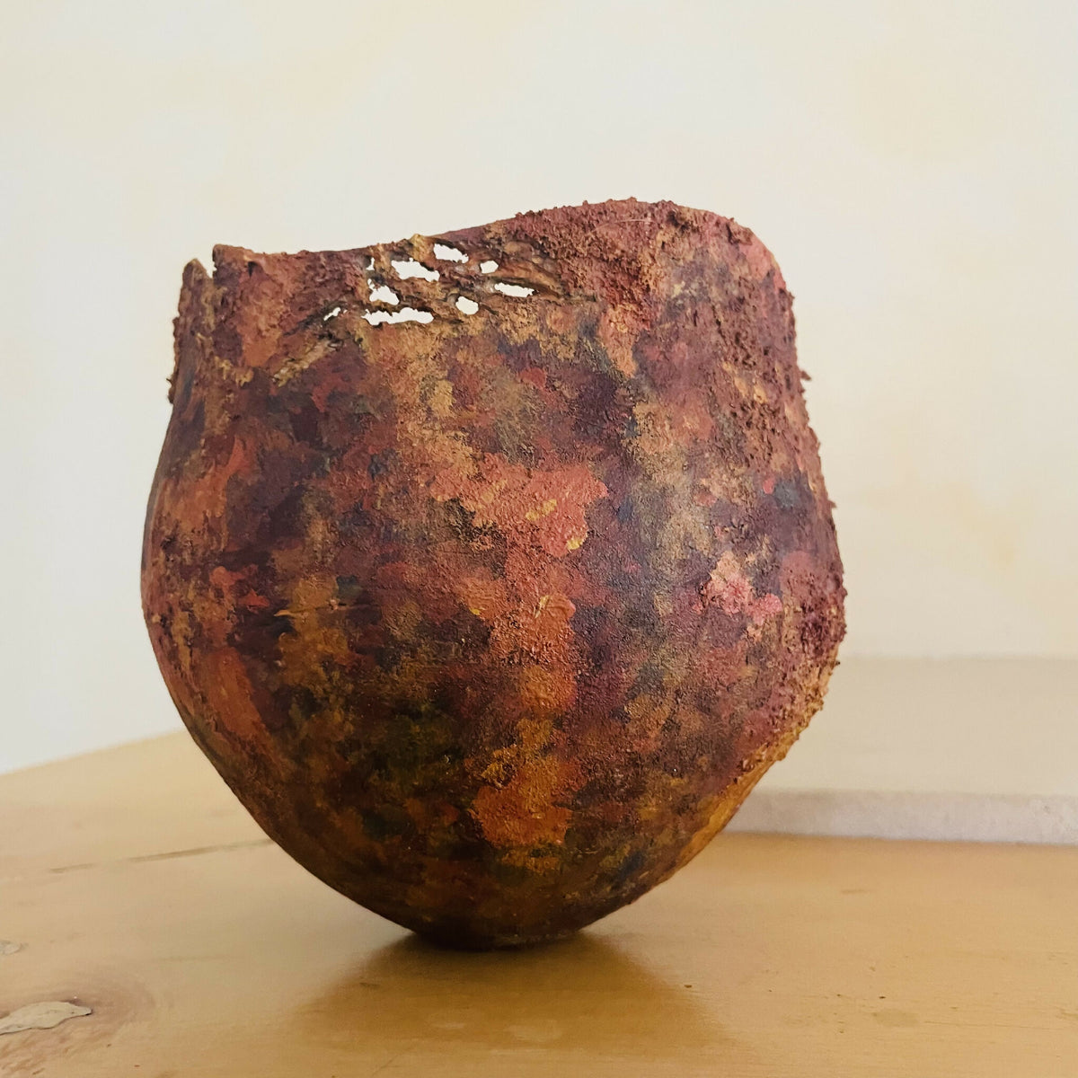 Vase en métal oxydé brun rouge, rebord ébréché, décolorations par taches.
