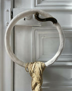 Décoration murale : anneau blanc avec corde tressée et nœud décoratif