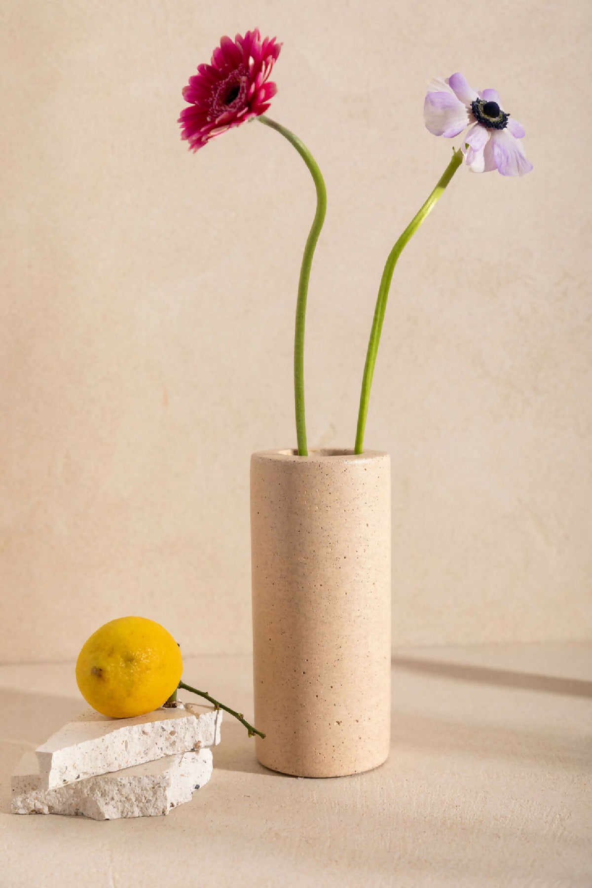 Vase ANDRÉ cylindrique beige clair avec fleurs rose et violette