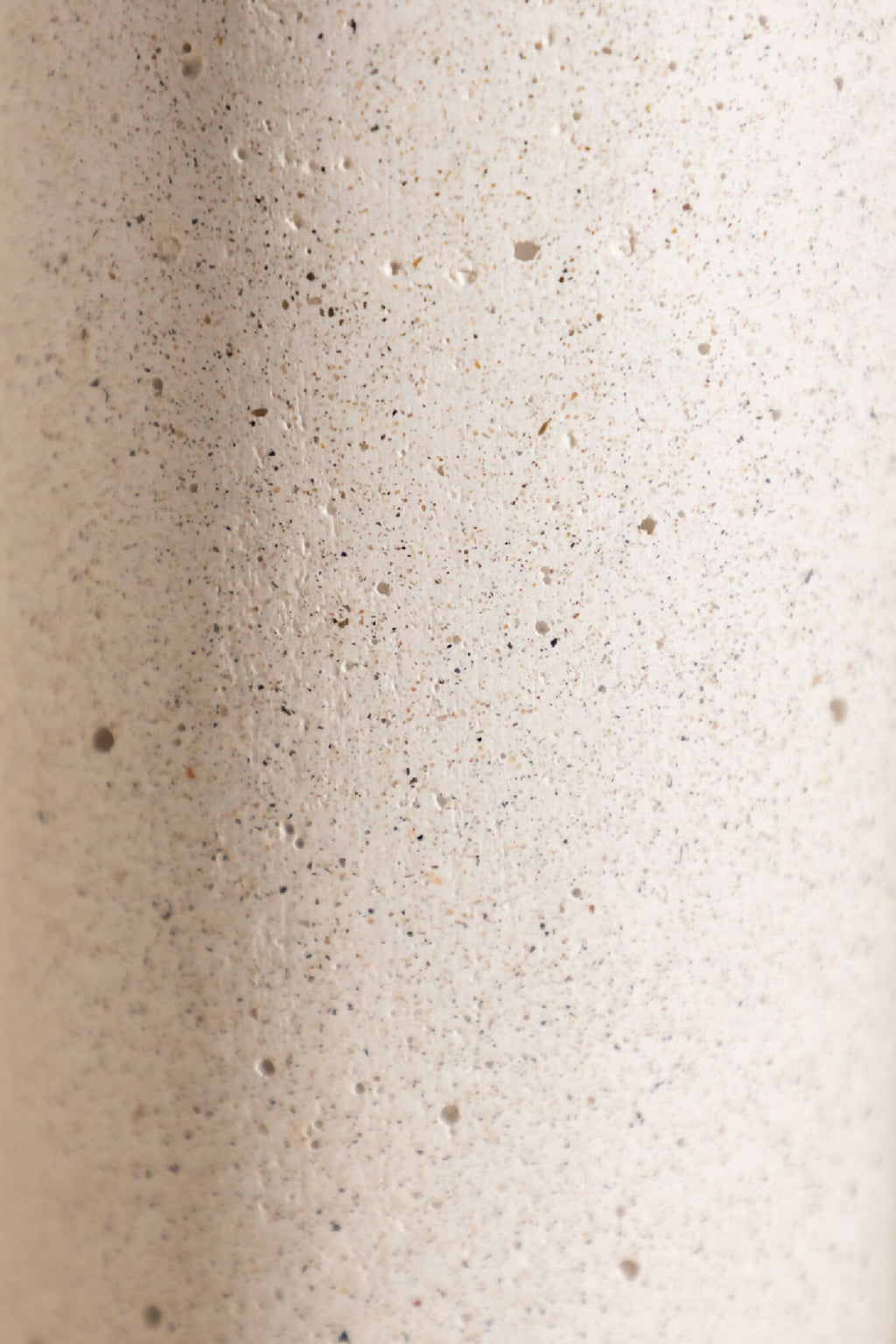 Surface du vase ANDRÉ beige clair, texture granuleuse et petits points