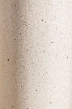 Surface du vase ANDRÉ beige clair, texture granuleuse et petits points