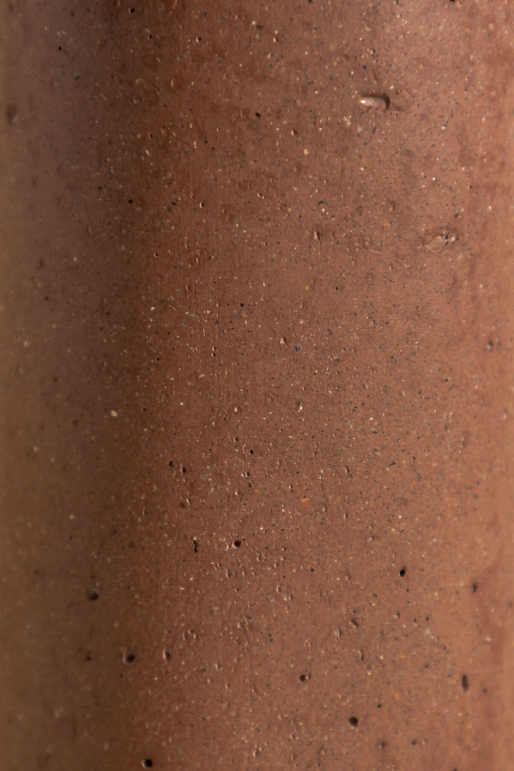 Détail du vase ANDRÉ brun, texture granuleuse avec petites inclusions