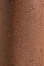Détail du vase ANDRÉ brun, texture granuleuse avec petites inclusions