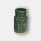 Petit vase vert émaillé avec taille bombée, rainures verticales et bord supérieur