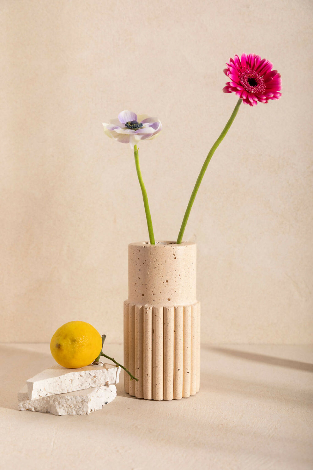 Vase DÉDÉ beige clair strié avec fleurs rose et pâle.