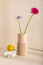 Vase DÉDÉ beige clair strié avec fleurs rose et pâle.