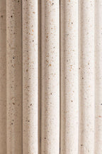 Gros plan du vase DÉDÉ strié, surface granuleuse et points colorés.