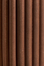Gros plan du vase DÉDÉ moca brun, cannelures verticales et texture.