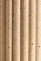 Gros plan du vase DÉDÉ sable, cannelures verticales granuleuses.