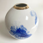 Vase boule blanc avec décor bleu diffus et col doré