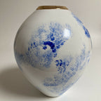 Vase en forme de goutte blanc avec motifs bleu et col doré