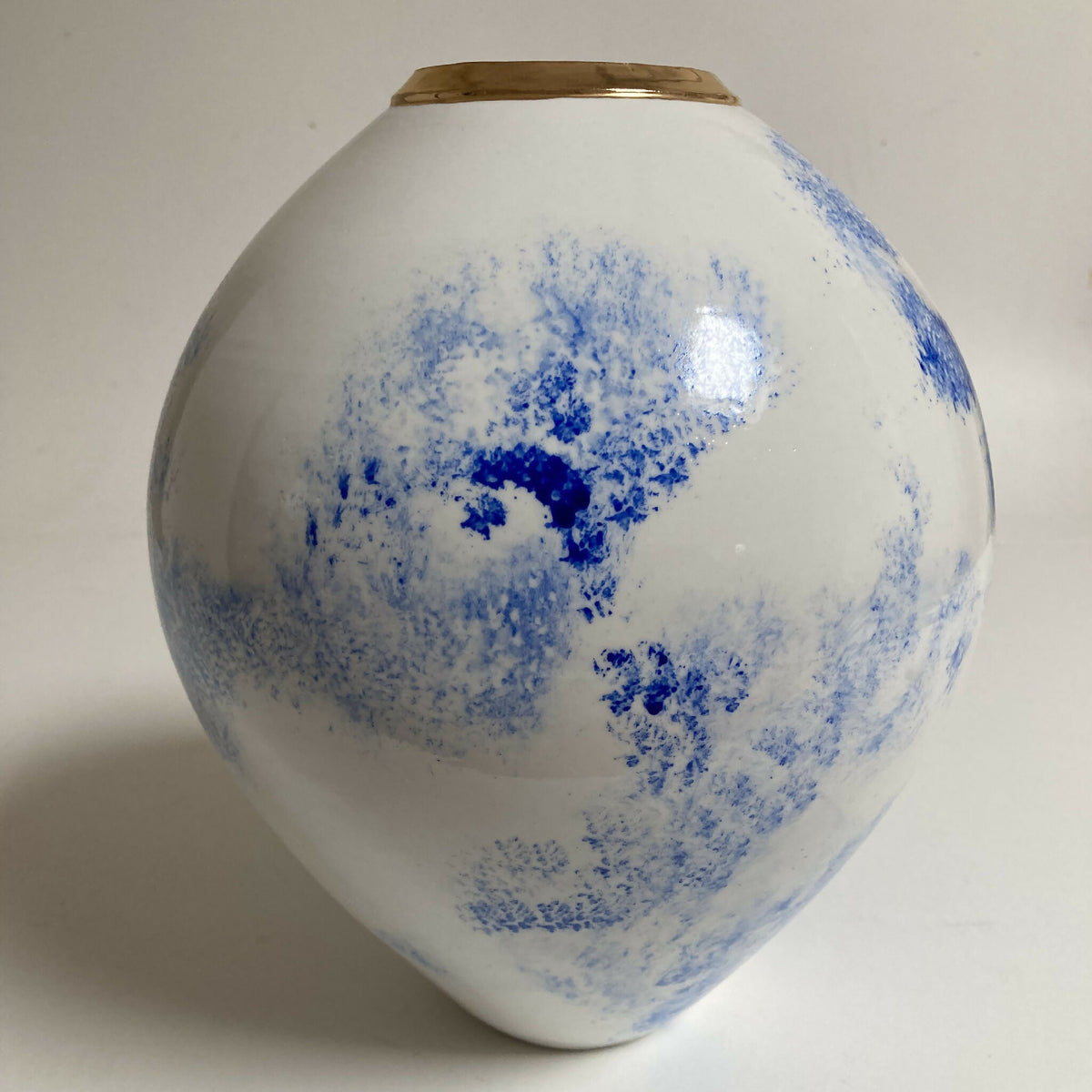 Vase en forme de goutte blanc avec motifs bleu et col doré