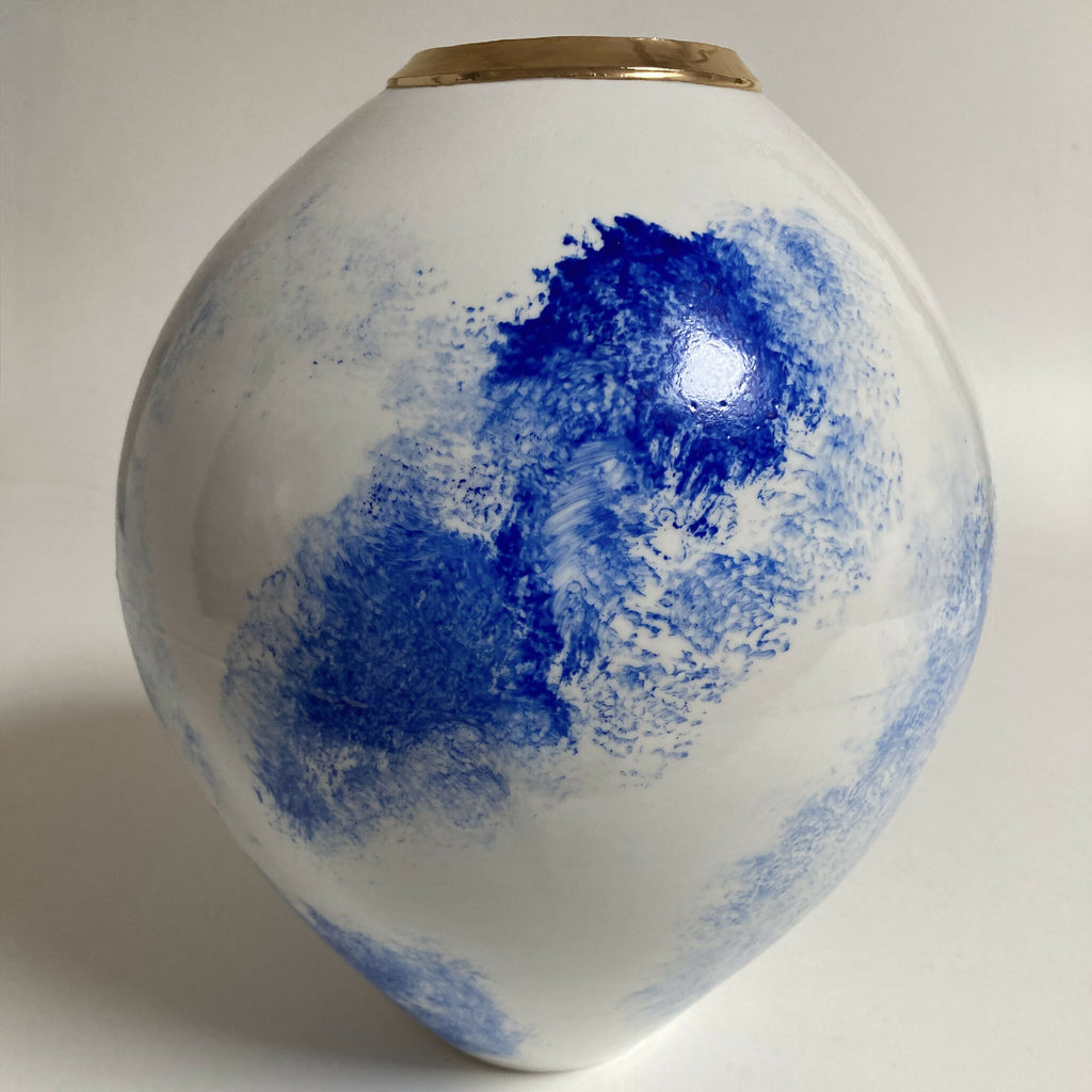 Vase blanc décor bleu intense et col doré