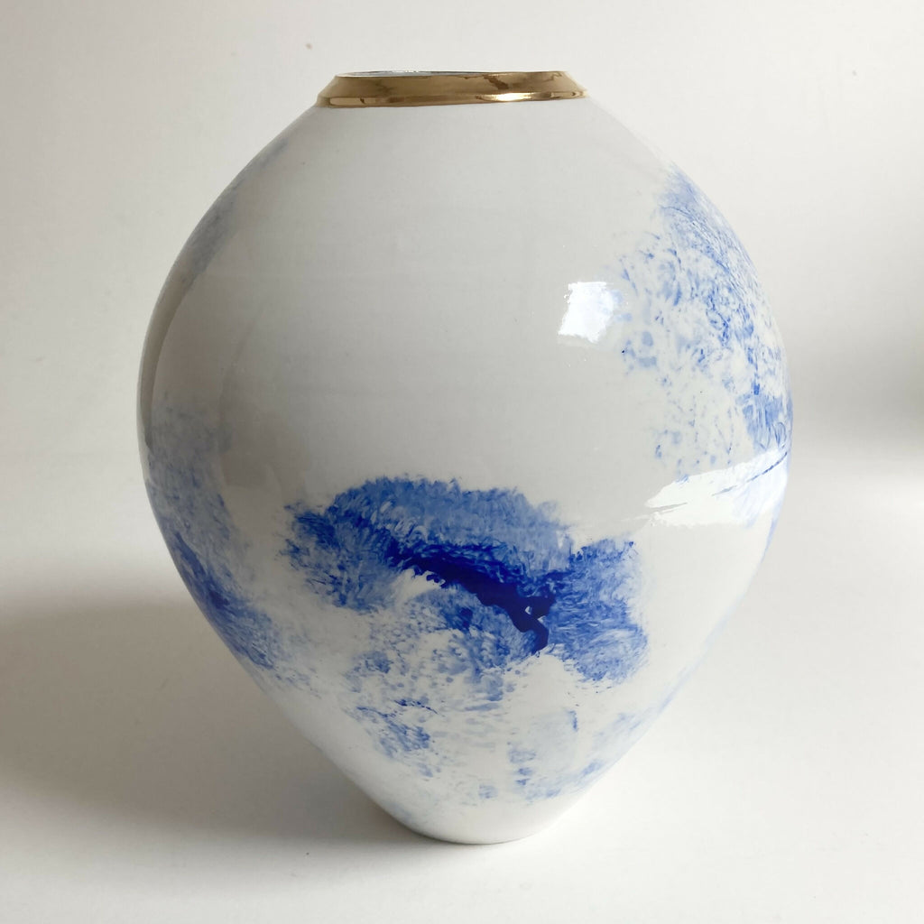 Vase blanc à motifs bleu, col doré