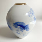 Vase blanc à motifs bleu, col doré