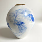 Vase blanc avec décor bleu texturé et col doré