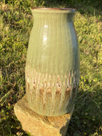Vase en céramique vert clair, forme évasée, glaçure ondulée et coulures.