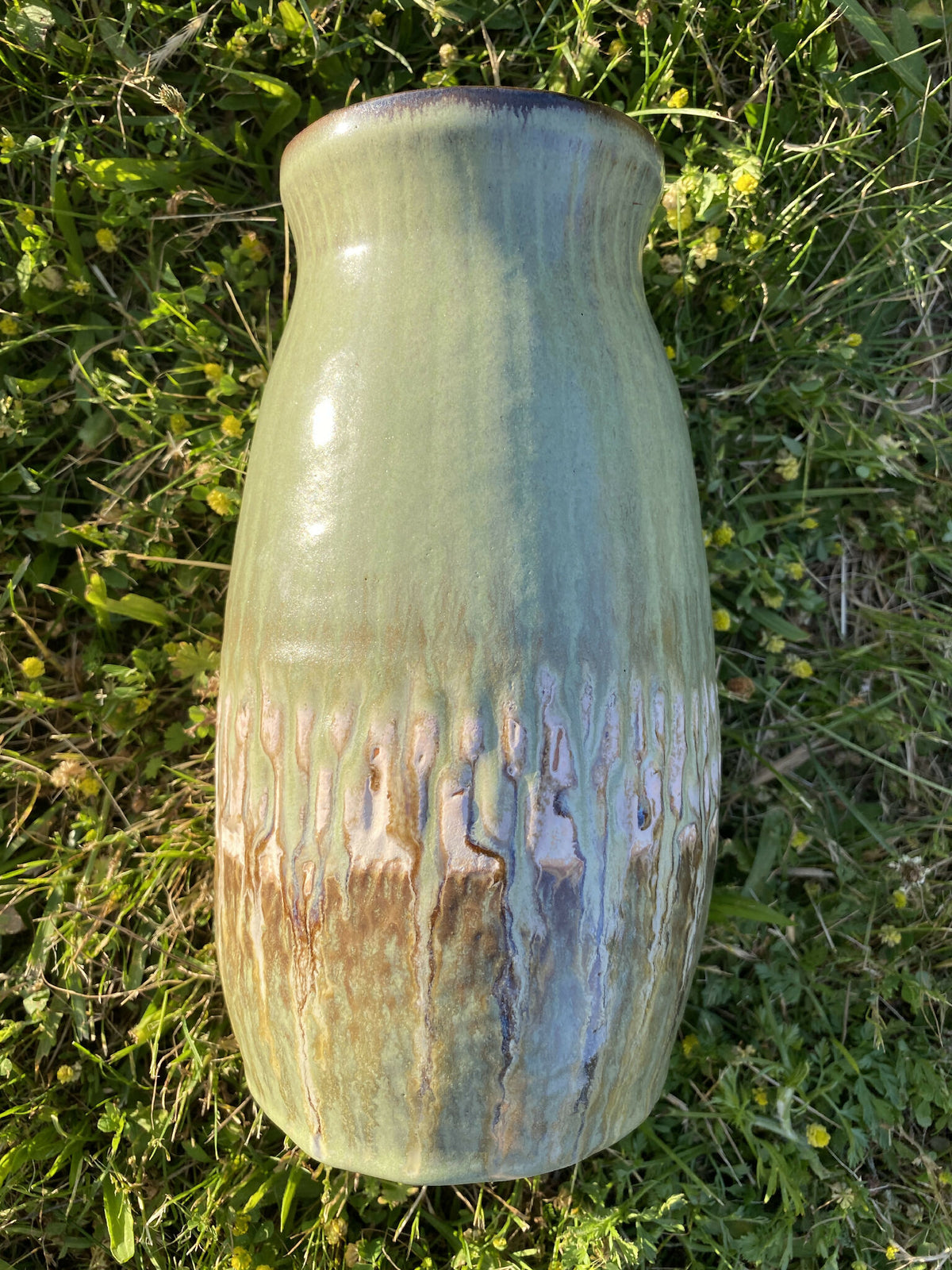 Vase en céramique vert clair, col évasé, glaçure brillante bleutée et coulures.