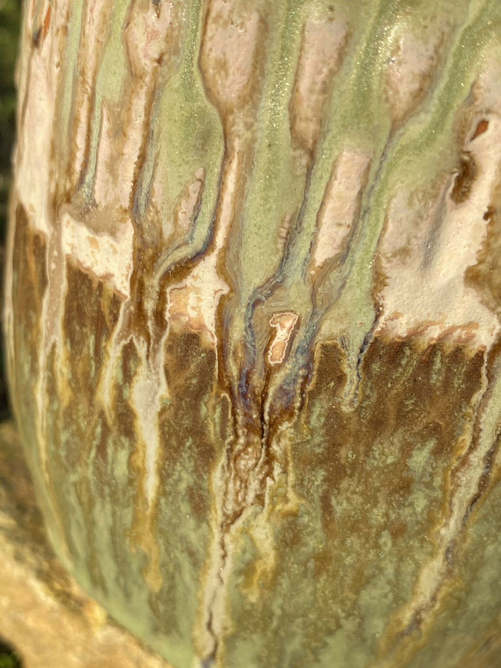 Vase en céramique vert clair, motif de coulures brun doré sur la glaçure.