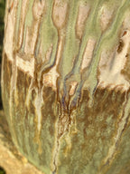 Vase en céramique vert clair, motif de coulures brun doré sur la glaçure.