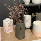 Vase kaki en céramique avec relief «froufrou», forme cylindrique
