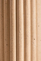 Vase en céramique beige texturée, stries verticales avec grains visibles.